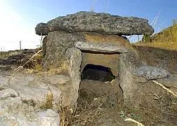 Duno de los túmulos funerarios en la zona megalítica de Gorafe. / EFE