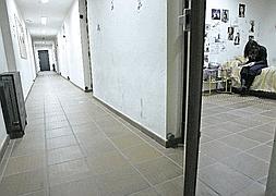 Interior de una habitación y pasillo de un centro de protección de menores español. :: IDEAL