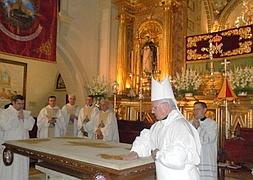 El momento. Ramón del Hoyo, durante la unción del altar. :: J. C. GONZÁLEZ