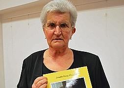 Josefa, con la libreta que ha convertido en libro. :: A. A.