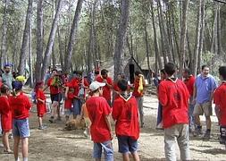 Un grupo de niños y niñas, en una de las acampadas en el Centro Scout Bermejales. :: A. A. L.