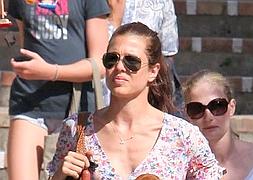 Carlota Casiraghi pasea a su perro en Capri con una original y divertida correa. :: GTRES