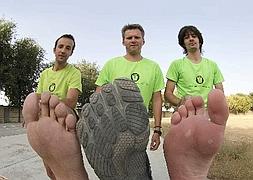 Antonio Caballo, Gabriel Insaurralde -con zapatillas minimalistas- y Francisco López, en la pista de entrenamiento de Marchena (Sevilla). :: JUAN FLORES