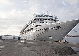 El crucero Braemar atracado en el puerto de Motril el paso mes de mayo :: SALVADOR RODRÍGUEZ