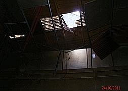 Agujero en la cubierta de la nave por donde cayó el trabajador. :: FOTO CEDIDA POR CC OO