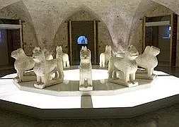 Los leones de la Alhambra volverán a su fuente cuando culmine la  restauración del Patio, a finales de 2011 | Ideal