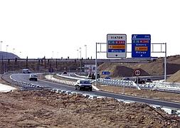 La A-92 termina a día de hoy en una rotonda, en Viator, que mantiene el proyecto de nudo de Fomento y que pretende superar el proyecto de acceso norte :: J. J. MULLOR