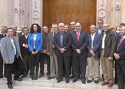 Políticos y representantes del sector turístico con Griñán, Arenas y Luciano Alonso, ayer en el patio del Parlamento. :: JUAN FERRERAS. EFE