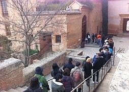 Colas de visitantes, este martes en la Alhambra. / GONZÁLEZ MOLERO