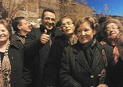 Feligreses celebran lo conseguido tras la reunión de ayer por la tarde en la iglesia. :: IDEAL