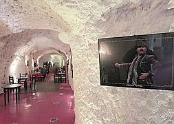 Una foto del bailaor y propietario del ‘Templo del Flamenco’, Antonio Vallejo, en las paredes de la cueva. :: GONZÁLEZ MOLERO