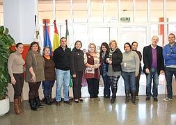 Mª del Mar López con concejales, el director y madres. :: IDEAL