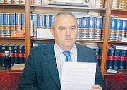 Eduardo Raya muestra la denuncia presentada el lunes en la Fiscalía provincial de Granada. :: IDEAL