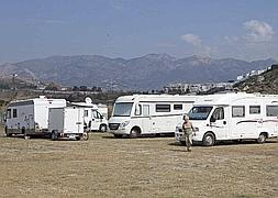 El Ayuntamiento de Salobreña no considera a los autocaravanistas unos turistas molestos, al revés, no quiere perderlos pero sí regularizar una zona para ellos. :: S. RODRÍGUEZ