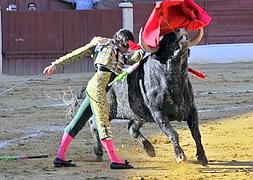 Curro Díaz instrumenta un pase de pecho al único toro que estoqueó. :: ENRIQUE