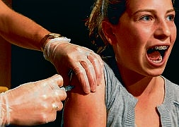 Una adolescente es vacunada contra el virus del papiloma. :: EFE