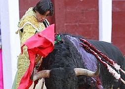 Curro Díaz, ayer ante uno de sus toros en Madrid. :: EFE