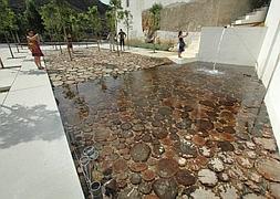 Vistas del Museo del Agua de Lanjarón. En la imagen la entrada con troncos de eucaliptos :: R. VÍLCHEZ