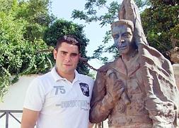 José Antonio Escudero, accitano que encarnará al Cascamorras, posa junto al monumento del personaje en Guadix :: T. FANDILA