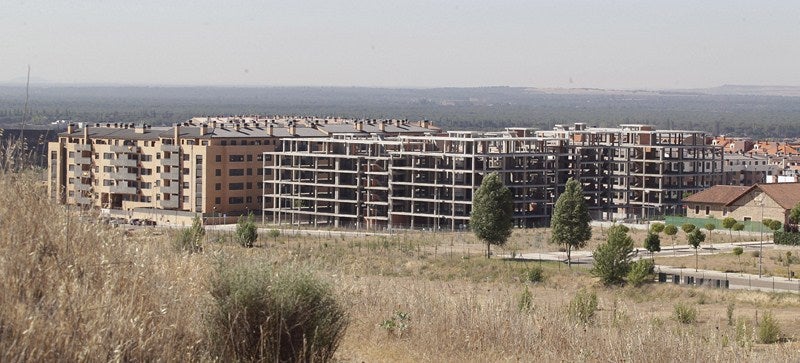 Incertidumbre. Imagen de una promoción de viviendas en plena fase de construcción. :: IDEAL