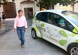 Juan Antonio Fuentes muestra uno de los coches eléctricos que espera conseguir el Ayuntamiento. :: IDEAL