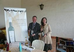 Francisco y Rosa Vañó posan con botellas de sus aceites 'Castillo de Canena'