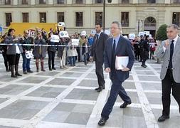 Gallardón a su llegada al TSJA:. RAMÓN L. PÉREZ