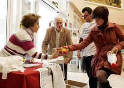 Voluntarios durante la 'Gran Recogida' organizada a nivel andaluz por el Banco de Alimentos.:: J.J. MULLOR