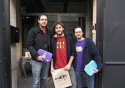 David, Carlos y Raúl, con las camisetas de 'La Polla'. / J. R. O.
