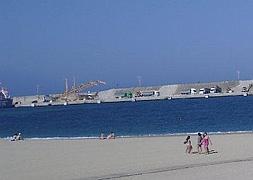 Playa de Garrucha, al fondo actividad en el puerto comercial. :: J.S