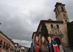 Julia, Lauren y Sara junto a la Iglesia de Santa Ana :: M. AYLLÓN
