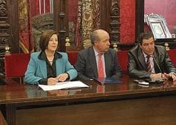 Emilio Calatayud, a la derecha, junto a la delegada de la Junta y el alcalde, este miércoles. / RAMÓN L. PÉREZ