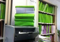 Montones de trabajo se acumulan sobre la impresora del Juzgado Nº1 de Granada :: ideal.es