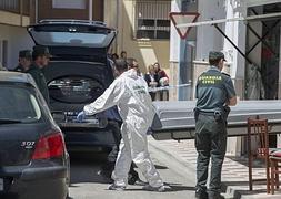 Agentes de la Guardia Civil trasladan en un féretro el cuerpo de Dolores. :: EFE