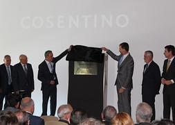 Don Felipe en el momento de la inauguración de la nueva fábrica de Consentino :: M.C.