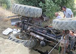 El tractor volcó y atrapó debajo a su conuctor. :: TORCUATO FANDILA