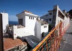Una de las viviendas afectadas por el movimiento de la ladera, de los Cármenes del Mar, en Cerro Gordo. :: JAVIER MARTÍN