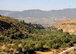 Una acequia que recoge el agua del deshielo para conducirla a Nigüelas, Dúrcal, Acequias y Mondújar