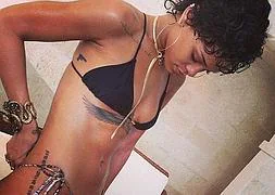 Rihanna, pistola en los dientes, ardiente en Instagram y desnuda en Barbados (vídeos)