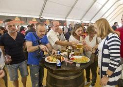 Cerveza y tortilla, la combinación estrella de la jornada de ayer en la Feria de IDEAL. :: GONZÁLEZ MOLERO