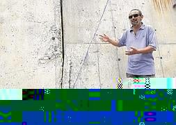 Ignacio Martín muestra las grietas en uno de los muros de contención de la urbanización. :: JAVIER MARTÍN