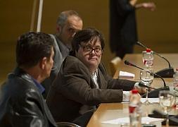 Pablo Pineda mira al juez Emilio Calatayud durante un momento de su intervención ayer en la Escuela de Padres de IDEAL. :: GONZÁLEZ MOLERO