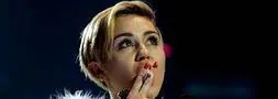 Miley sigue su idilio con el escándalo y se fuma un gran porro en plena gala