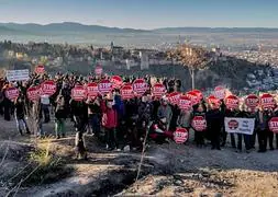 Concentración en el cerro de San Miguel para evitar los desalojos :: G. MOLERO