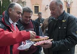 Funcionarios de Granada protestan contra los recortes con una "mariscada de mortadela"