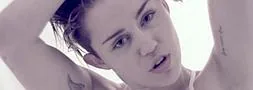 Miley Cyrus escandaliza erótica en Navidad con el estreno de su vídeo Adore You