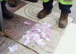 Los billetes, en el suelo. :: L. UBAGO