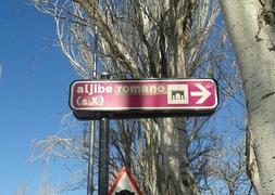 El PSOE de Cuevas del Campo (Granada) exige al Ayuntamiento que retire un cartel que ubica en el siglo X un aljibe romano