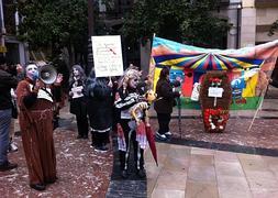 Vecinos de Santa Adela protestan en la Plaza del Carmen :: GONZÁLEZ MOLERO