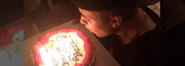 Justin Bieber festeja 20 años con pastel y apagando las velas | Ideal